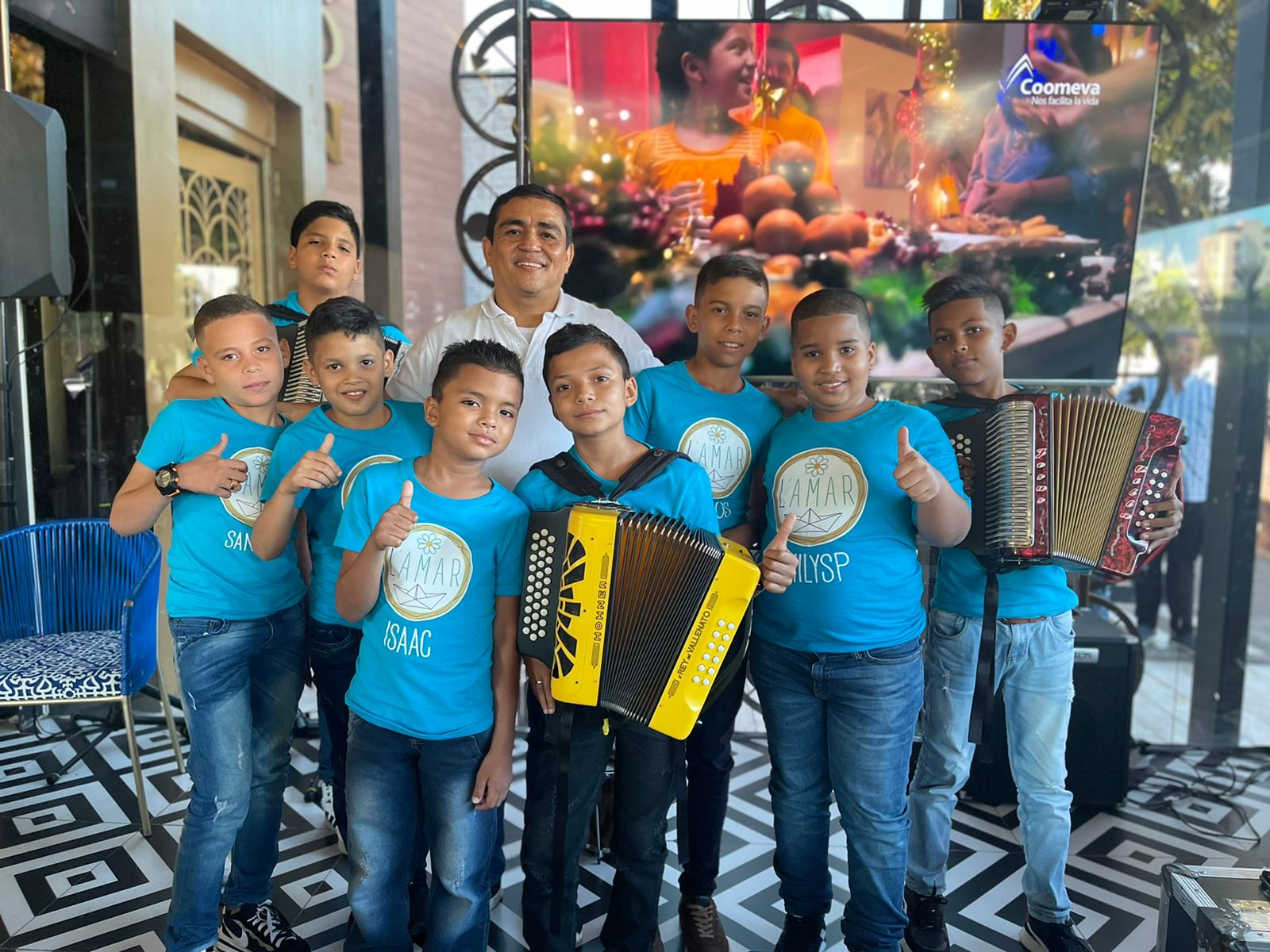 El maestro Cocha Molina recibió a 7 estudiantes del convenio Huellas del  Maestro y Fundación Finsocial para concoer y exaltar su talento con el  acordeón - Guajira News