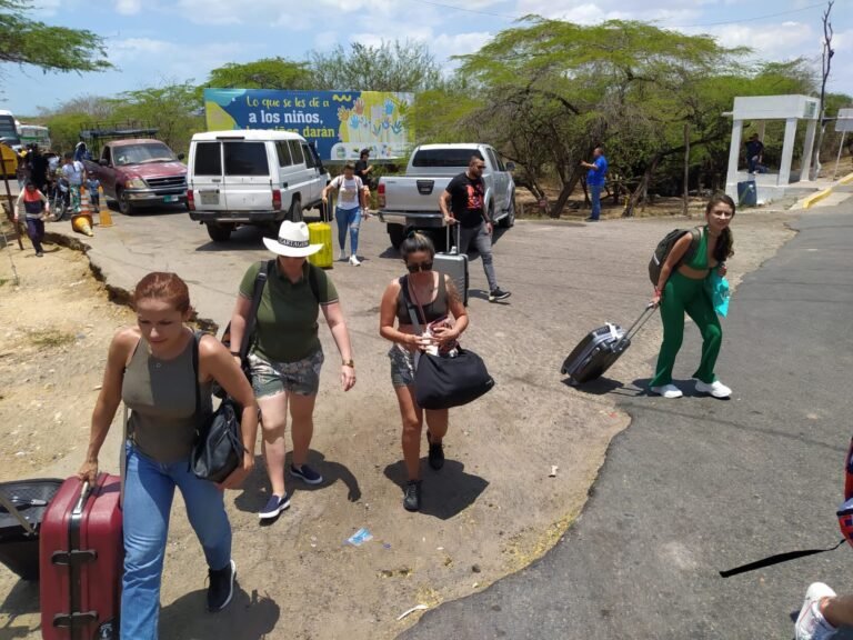 Centenares de personas tienen que hacer trasbordos para poder llegar a sus destinos en Riohacha, Maicao, Uribia, Manaure y el sur de La Guajira. Esta situación debido a que el paro completa 48 horas y el gobierno nacional no ha dialogado con los líderes de la protesta.