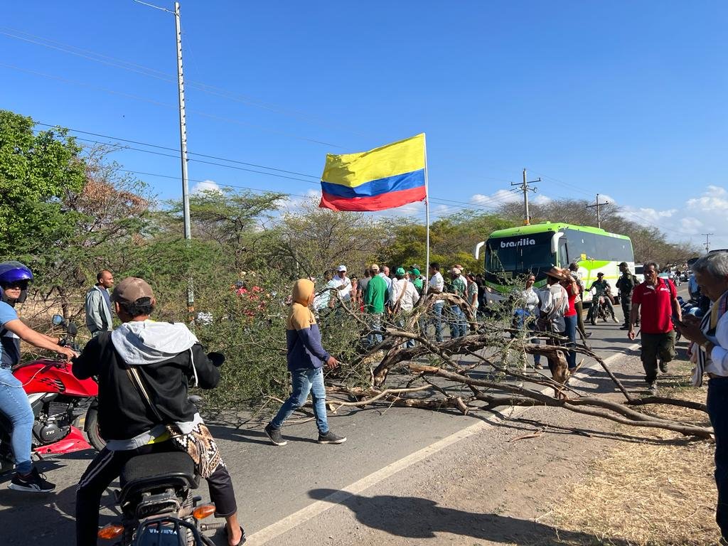 La manifestación ocasionó caos vehicular en el sur de La Guajira por espacio de seis horas, a la altura del municipio de Barrancas.