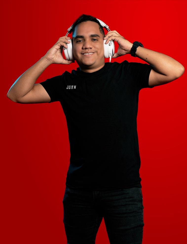 Juan Julio - Diseñador gráfico apasionado por la edición.