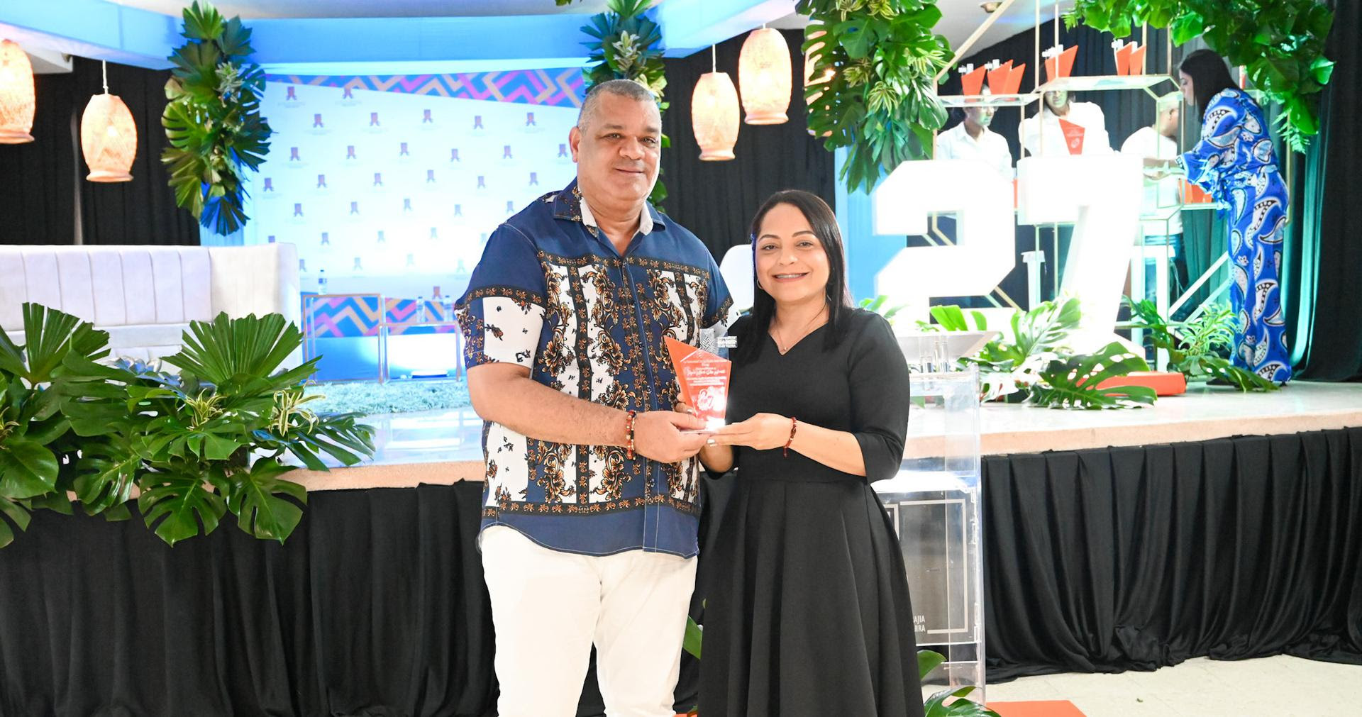 Rector Carlos Arturo Robles Julio y la directora de Uniguajira Sede Maicao, Ingris Díaz Arrieta durante la ceremonia de reconocimientos.