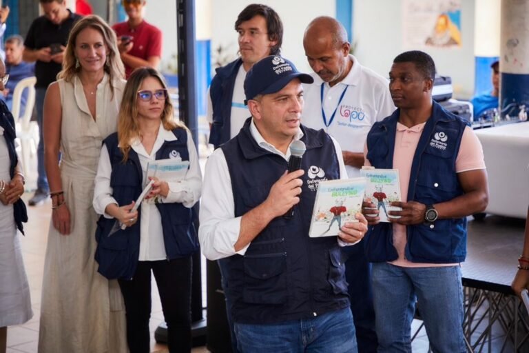 Carlos Camargo Assis, Defendor del Pueblo, presentó el libro ‘Enfrentando El Bullying’.