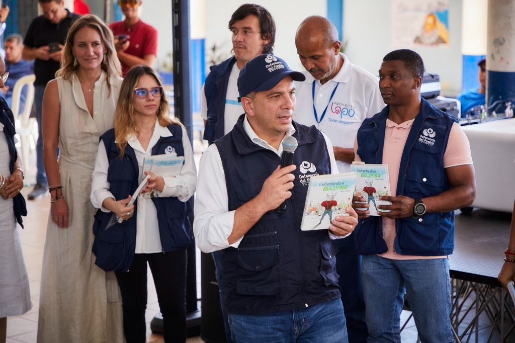 Carlos Camargo Assis, Defendor del Pueblo, presentó el libro ‘Enfrentando El Bullying’.