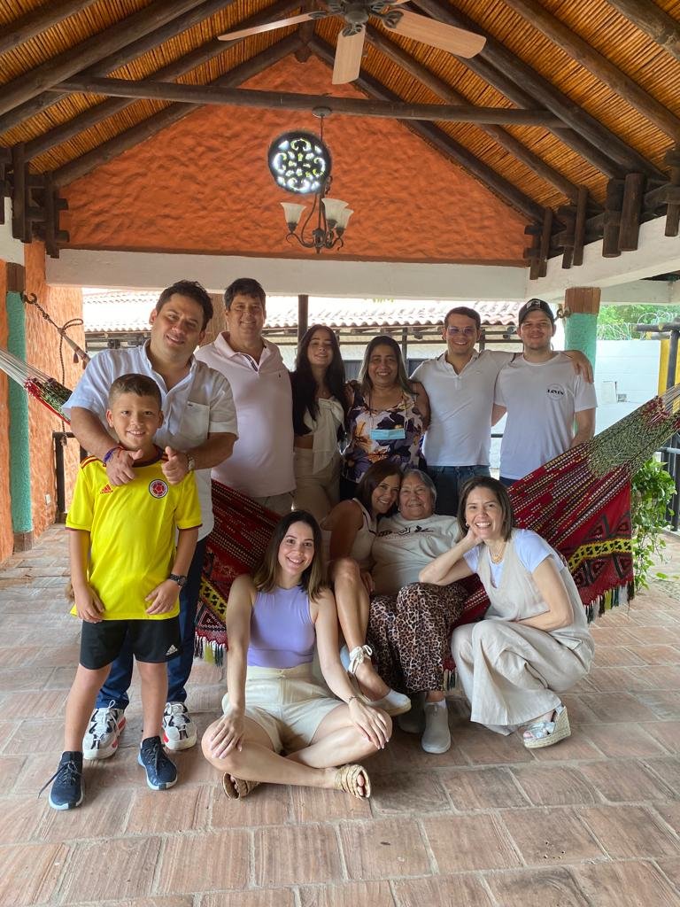 Juana Gómez, acompañada de su familia.