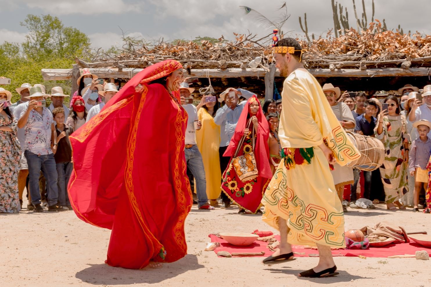  Martha junto a su esposo, el medico Manuel Julian Molina, ambos comparten la cultura wayuu, en la foto se observa a la pareja bailando la ‘Yonna’.