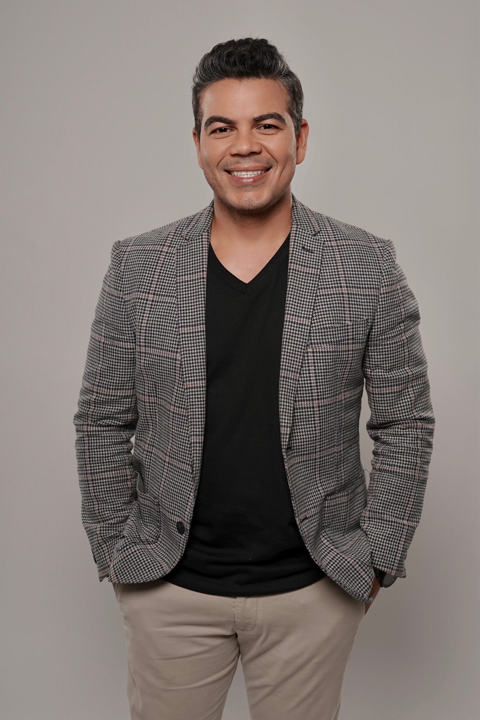 Actualmente Alonso Cuello es miembro de la Sociedad Colombiana de Cirugía Plástica, Sociedad Americana de Cirujanos Plásticos y de la Sociedad Internacional Medica