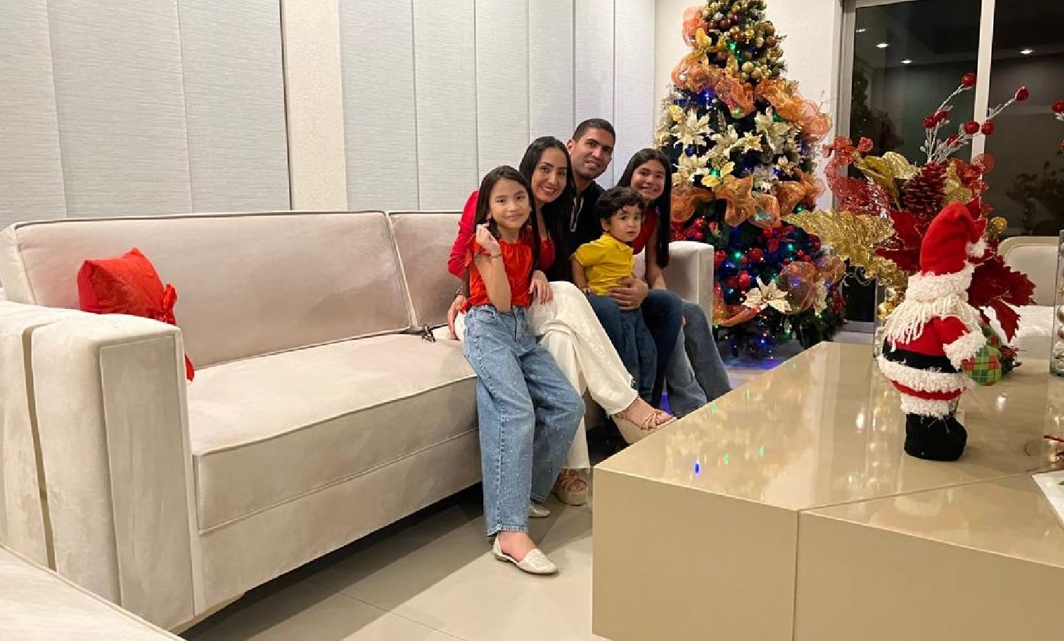 José Durán Rodríguez junto a su esposa e hijos.
