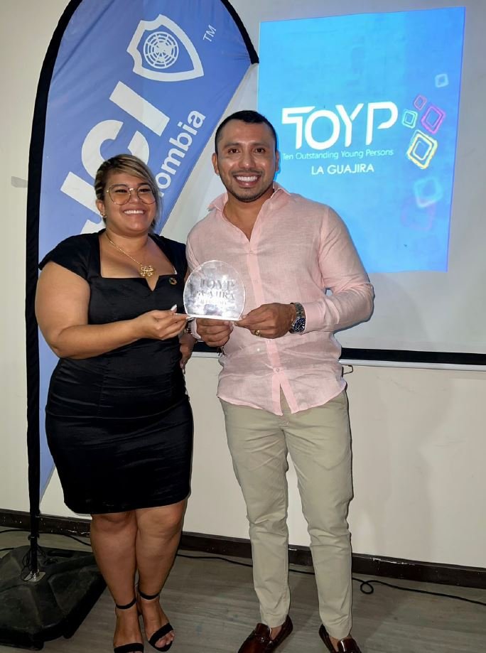 Rafael Zuñiga Duarte, acompañado de Keilin Ríos, Presidente 2021 de la JCI Wayma, momentos en que recibió el premio TOYP como el joven más sobresaliente de La Guajira en asuntos políticos y gubernamentales.