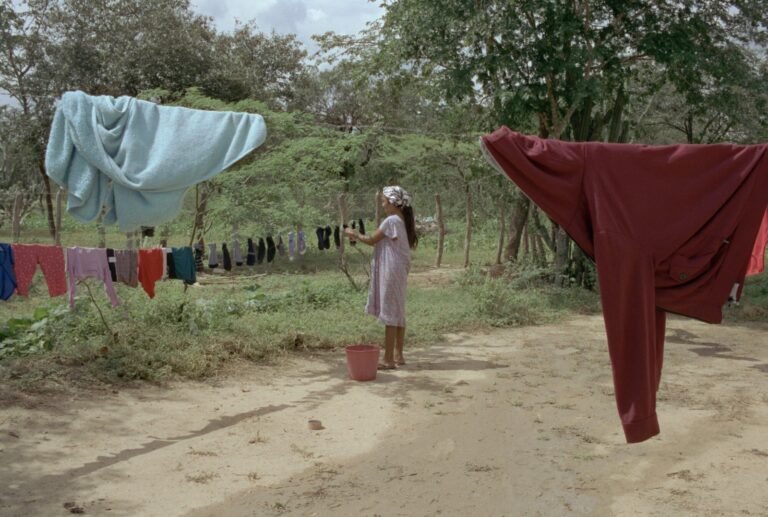 Una mujer Wayuu colgando la ropa para secar en Pesuapa. Lavar la ropa es solo uno de los muchos trabajos intensivos en agua de los que las mujeres son responsables.