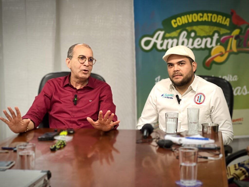 Samuel Lanao Robles, director general de Corpoguajira junto a Larry Iguarán Vergara, gerente del Fondo Mixto para la Promoción de la Cultura y las Artes de La Guajira.