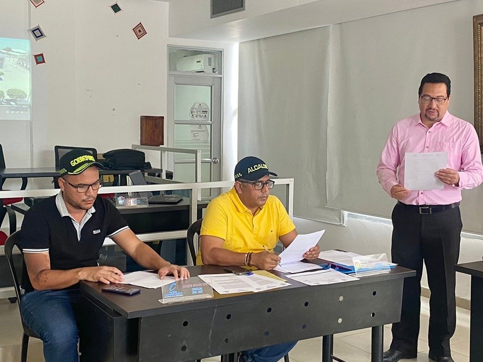 José Álvarez Toro, Secretario de Gobierno de Manaure y Elven Meza Barros, alcalde de Manaure, en la primera sesión del Consejo Municipal de Policía Social 2023.