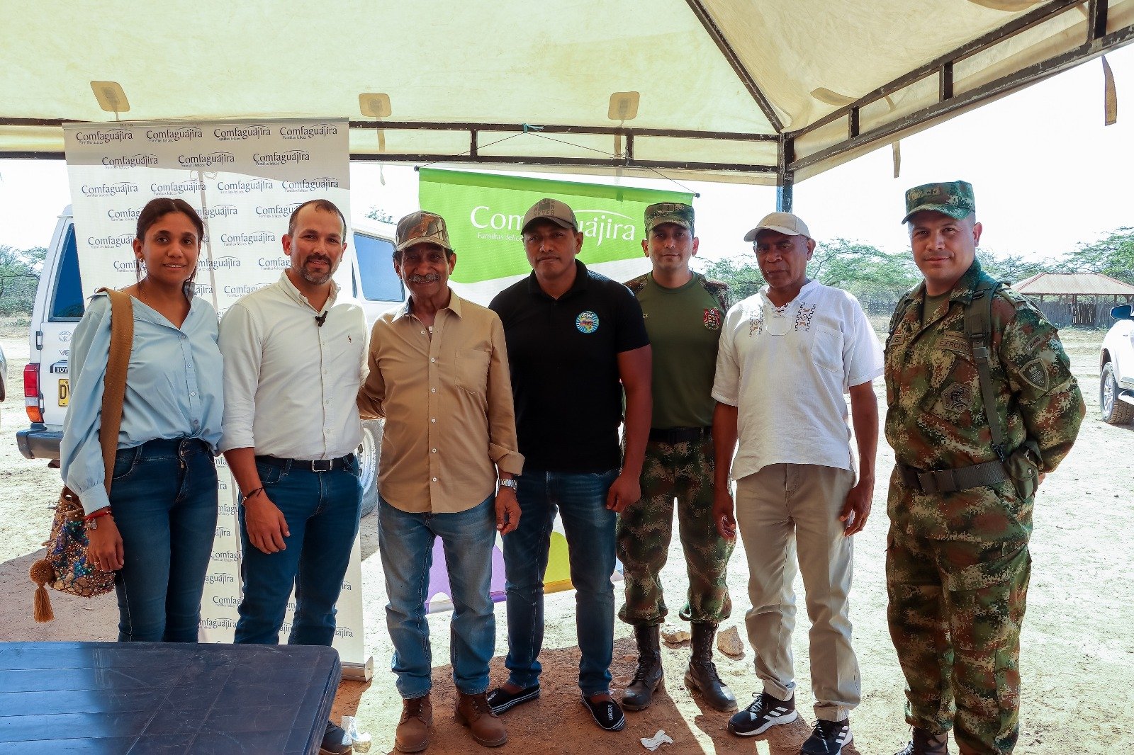 De izq. a Der.: La Jefe División IPS, Enna Moscote Gómez, junto al director administrativo, Juan José Gómez Vélez, el Gerente Especial para La Guajira, Luis Gómez Pimienta, Javier Rojas, Director de Shipia Wayuu, acompañados de altos mandos del Ejército Nacional, en trabajo articulado contra la desnutrición en La Guajira.