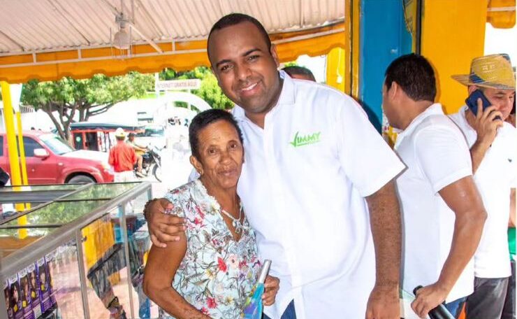 En sus recorridos por diferentes lugares del departamento, Jimmy Boscán, goza del afecto de la gente.