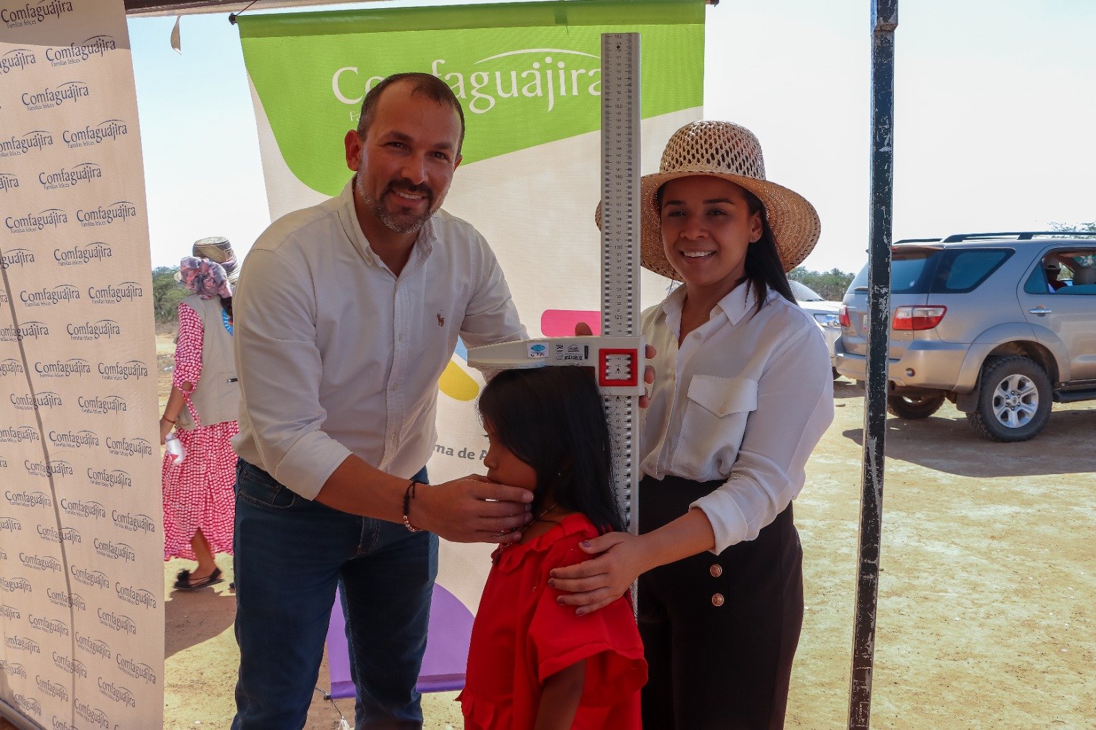 Director Administrativo, Juan José Gómez Vélez, junto a la gobernadora, Diala Wilches Cortina.