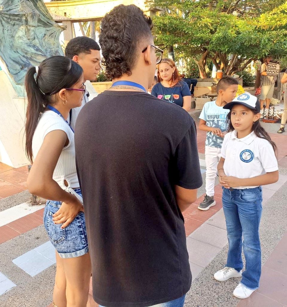 Los 'Semilleros de la legalidad' dando a conocer a la comunidad la línea Anticontrabando 159 en la zona turística de Riohacha.