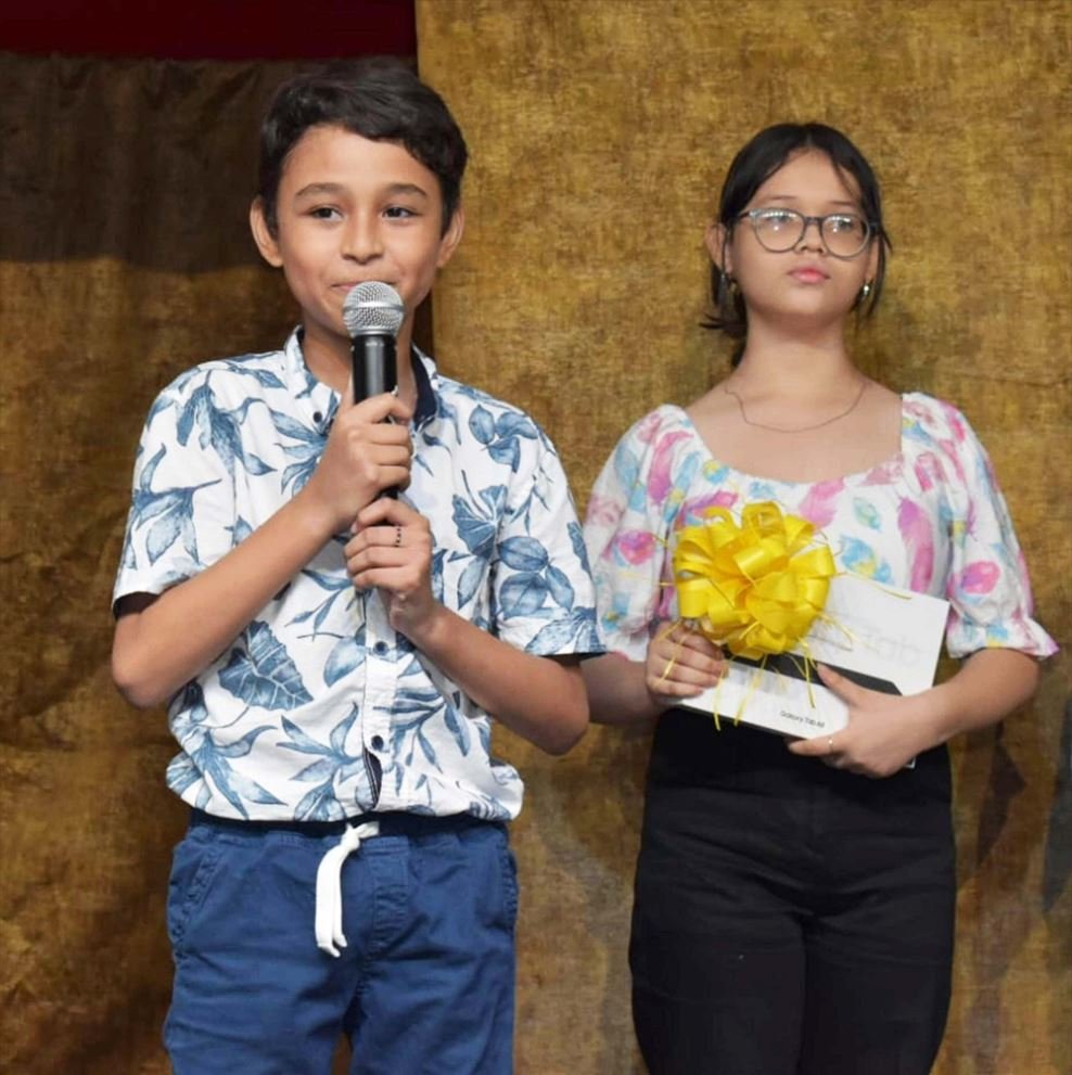 José Manuel Cabrera Chacón, ganador del concurso de pintura infantil acompañado de Daniela LozanoCorrea, quien ocuopo el segundo puesto.