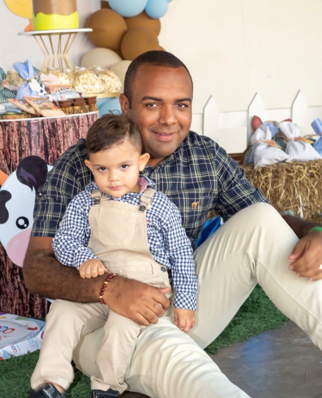 Jimmy y su pequeño hijo de un año, a quien de cariño le dice “Rey Arturo”.