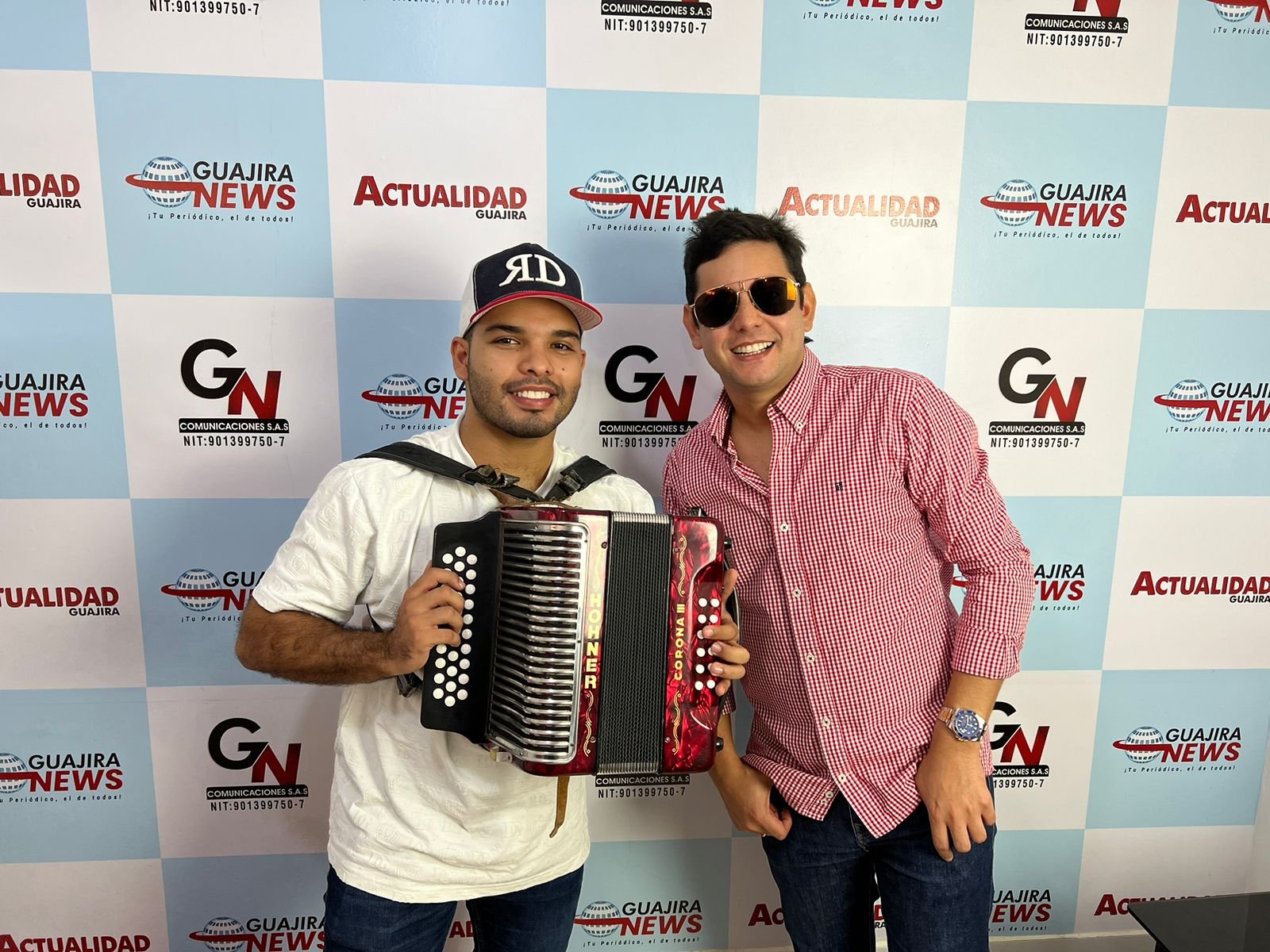 Efraín “Bola” Corrales y Alejandro Ojeda estuvieron en los estudios de Guajira News en días pasados.