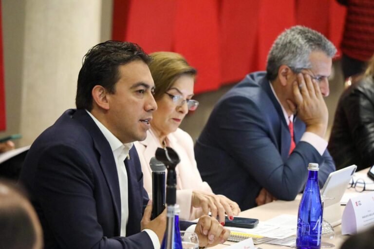 Desde la Registraduría Nacional se garantizará la operación logística para que las mesas lleguen a todos los rincones del país y sean de libre ejercicio democrático.
