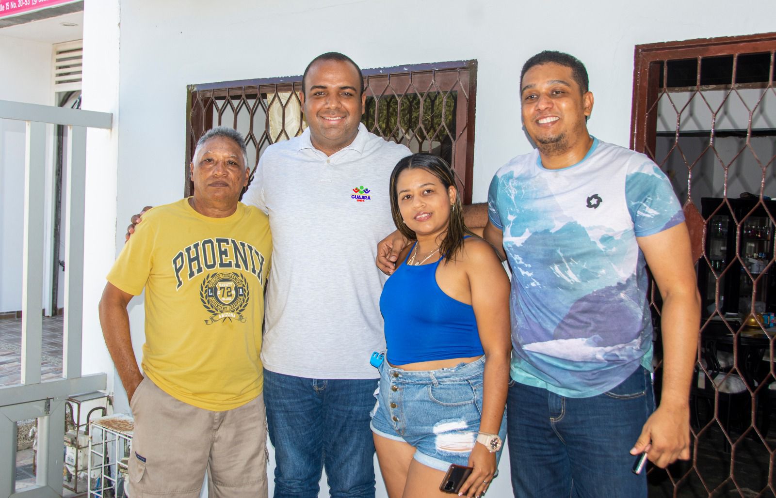 Jimmy comparte y disfruta con sus amigos y líderes de los diferentes sectores de La Guajira.