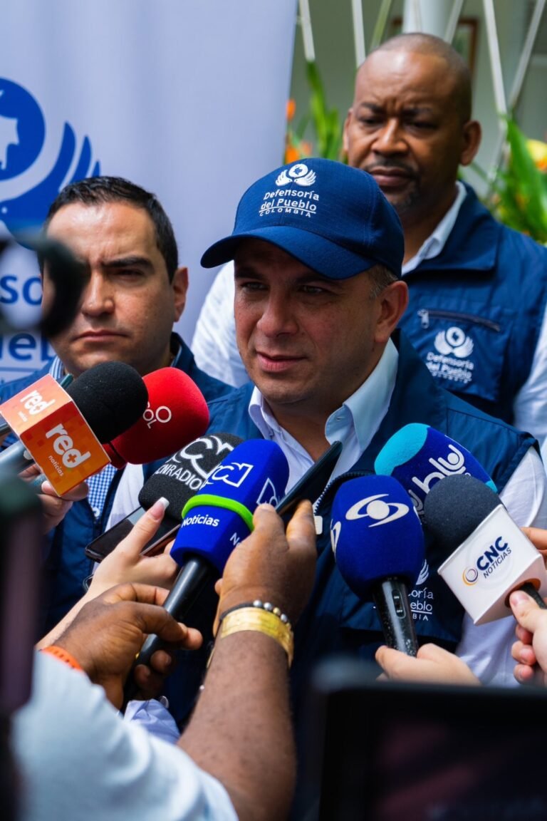 El Gobierno Nacional y las autoridades locales deben emprender acciones para mitigar los riesgos contra la población civil, pues ha sido víctima de amenazas, homicidios, extorsiones, y atender las 21 recomendaciones formuladas en el documento de advertencia. La información fue confirmada por el Defensor del Pueblo, Carlos Camargo.