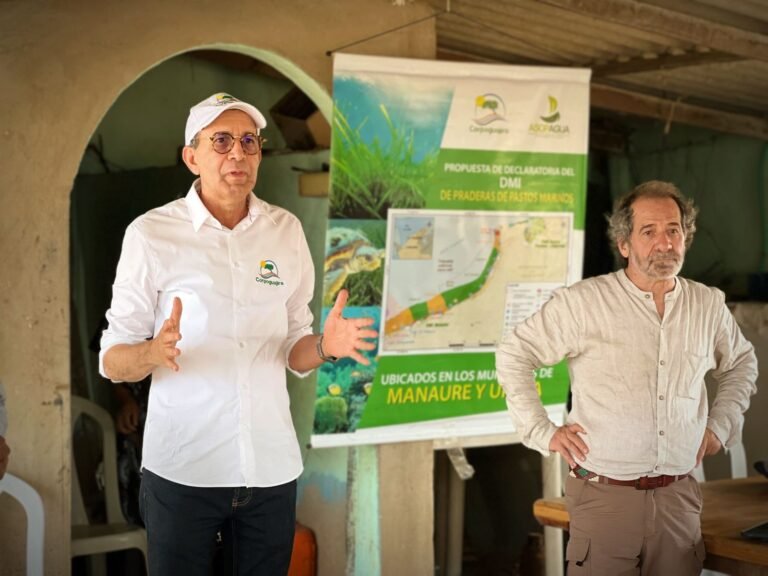 Samuel Lanao Robles, director general de Corpoguajira y el viceministro de ordenamiento ambiental, Francisco Canal Albán.