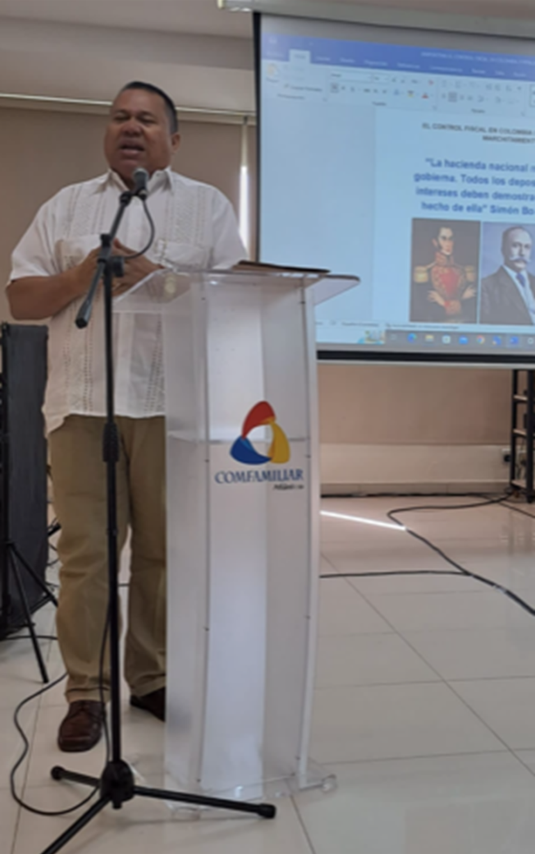 Luis Eduardo Acosta Medina dictando conferencia