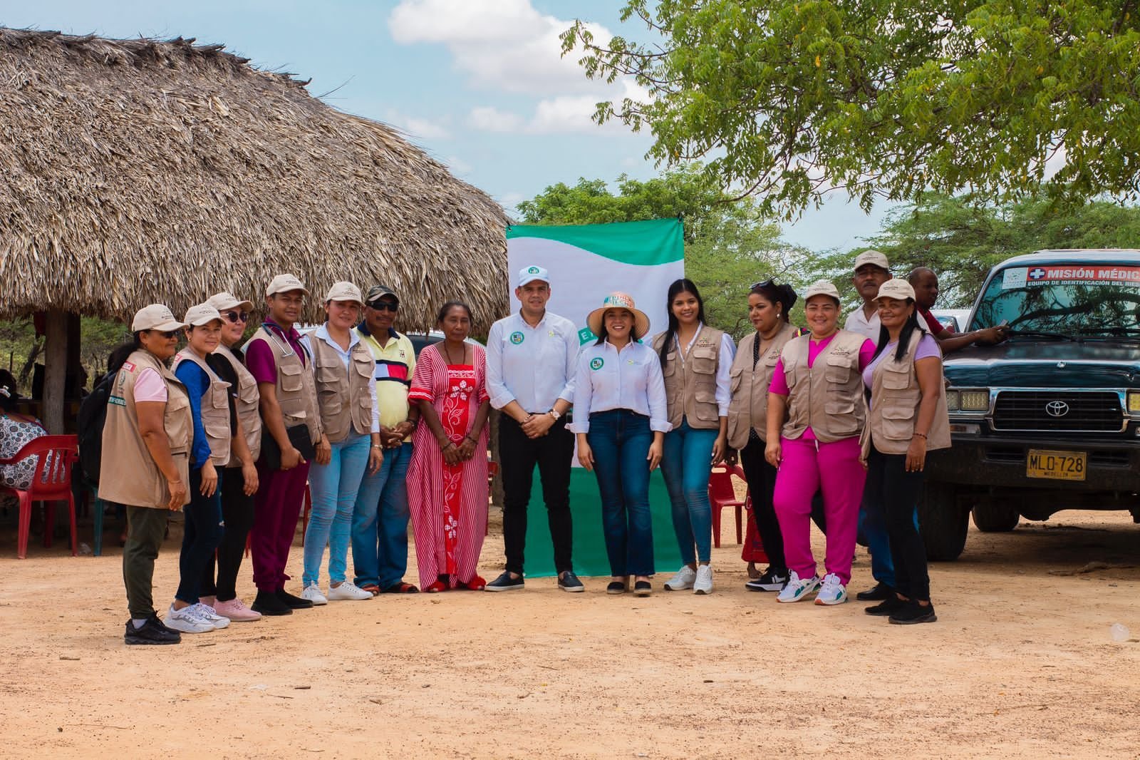 Gobernadora Diala Wilches, secretario de Salud Departamental Armando Pulido, Líderes de la Comunidad Karrizal y equipo de extramurales de la Secretaria de Salud Dptal.