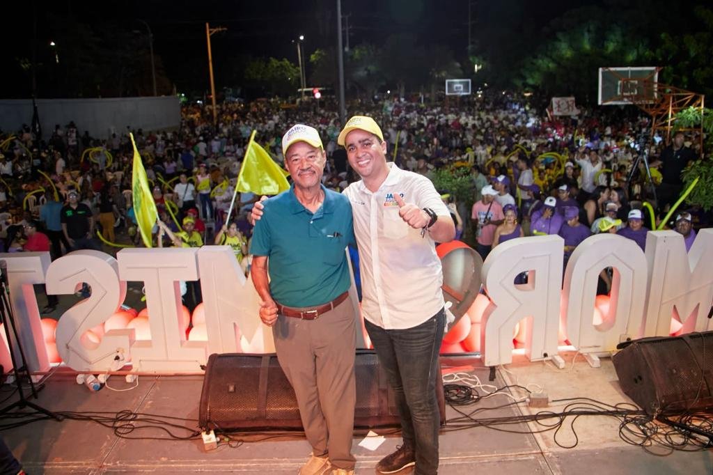 Jairo Aguilar en compañía de su padre Jairo Aguilar Ocando durante uno de sus eventos en la ciudad de Riohacha.