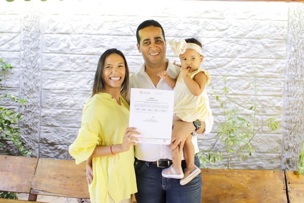 Jairo Aguilar junto a su esposa, Sara Daza y su hija Montserrat.