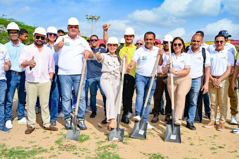 El rector de Uniguajira, Carlos Arturo Robles Julio y la gobernadora designada de La Guajira, Diala Wilches Cortina, inauguraron la construcción de un nuevo escenario deportivo para la Sede Riohacha de la Alma Máter, con el cual, se busca mejorar los procesos de formación en el programa de Licenciatura en Educación Física, Recreación y Deporte y garantizar el bienestar de toda la comunidad universitaria. La obra contará con una inversión de más de 36 mil millones de pesos financiados en un 60 %, a través del Sistema General de Regalías (SGR) y el 40 % restante, con recursos de la Universidad de La Guajira. Se conoció que la construcción tendrá una duración de 18 meses contados a partir de su inauguración y que el escenario será específico para fútbol y atletismo. “Estas son las buenas noticias que nosotros, como universidad y gobernación, queremos entregar de manera permanente a la sociedad civil para incidir en la educación de calidad que merecen todos los guajiros. Hoy nos satisface este nuevo avance y esperamos seguir mostrando resultados acordes a nuestros procesos de excelencia”, aseguró el rector Carlos Robles Julio. Asimismo, el directivo anunció su gestión a nivel nacional para alcanzar una adición en la base presupuestal de Uniguajira y la construcción de nuevos escenarios deportivos, bloques y laboratorios, que se requieren en el marco de la ampliación de la oferta académica institucional. Por su parte, la gobernadora Diala Wilches Cortina, indicó que, como garante de esta inversión, su principal intención es impulsar el destacado desempeño de los deportistas del departamento y su formación académica con altos estándares de calidad. “Esta es una oportunidad para que quienes que hoy están en la academia, enseñen a más jóvenes a practicar cualquier tipo de disciplina deportiva y que el cuerpo docente de la universidad continúe propendiendo por la calidad educativa en la región”, puntualizó. Conviene mencionar que, la colocación de la primera piedra de este nuevo escenario deportivo en la institución, coincide con la visita de pares académicos del Consejo Nacional de Acreditación (CNA) para la renovación de la Acreditación de Alta Calidad del pregrado en Licenciatura en Educación Física, Recreación y Deporte, un programa directamente beneficiado con esta obra y con más 17 años de trayectoria académica.