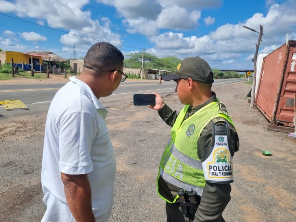 Uniformados de la Polfa de La Guajira adelantan campaña de prevención sobre la compra legal de cigarrillos