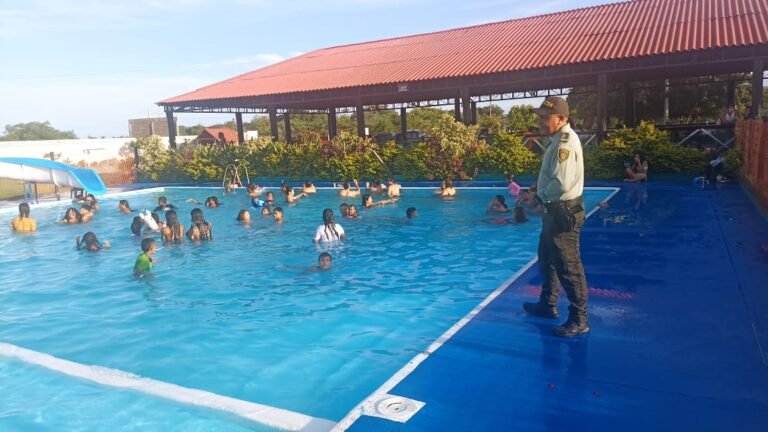 Policía de Turismo previene en piscinas y establecimientos turísticos muertes por inmersión