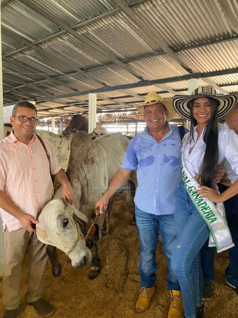 Leonardo-Daza-y-vanesa-Alvarez-reina-nacional-de-la-Ganaderia-de-visita-a-una-feria-Ganadera-en-Monteria.