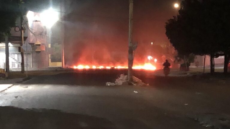 Continúan las protestas en el barrio Hugo Zúñiga de Riohacha: autoridades iniciarán indagaciones contra las personas que alteraron el orden público