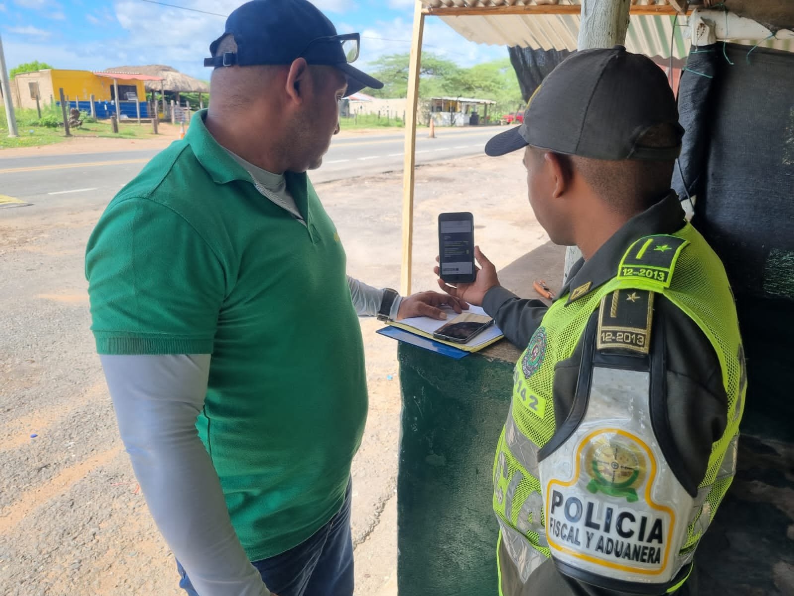 Uniformados de la Polfa de La Guajira adelantan campaña de prevención sobre la compra legal de cigarrillos