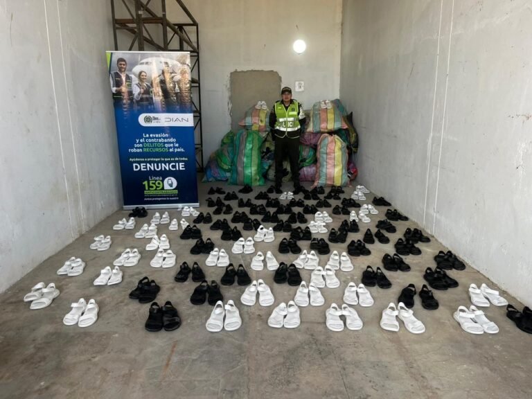 Hallan 1.740 sandalias de contrabando en bodega de un bus