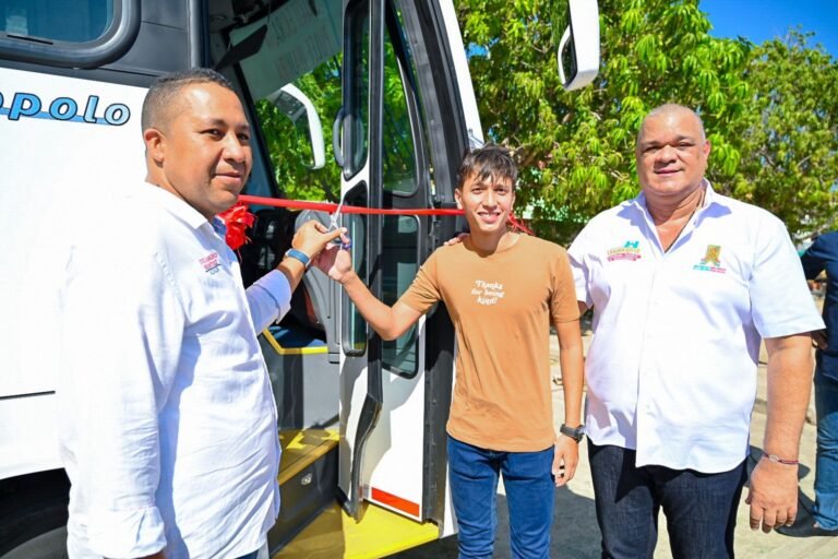 Alcalde de Riohacha hizo oficial la entrega de tres nuevos autobuses para la Universidad de La Guajira
