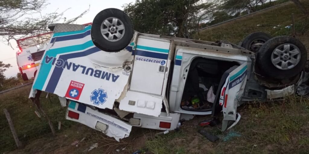 Ambulancia se volcó en la Troncal del Caribe dejando dos heridos