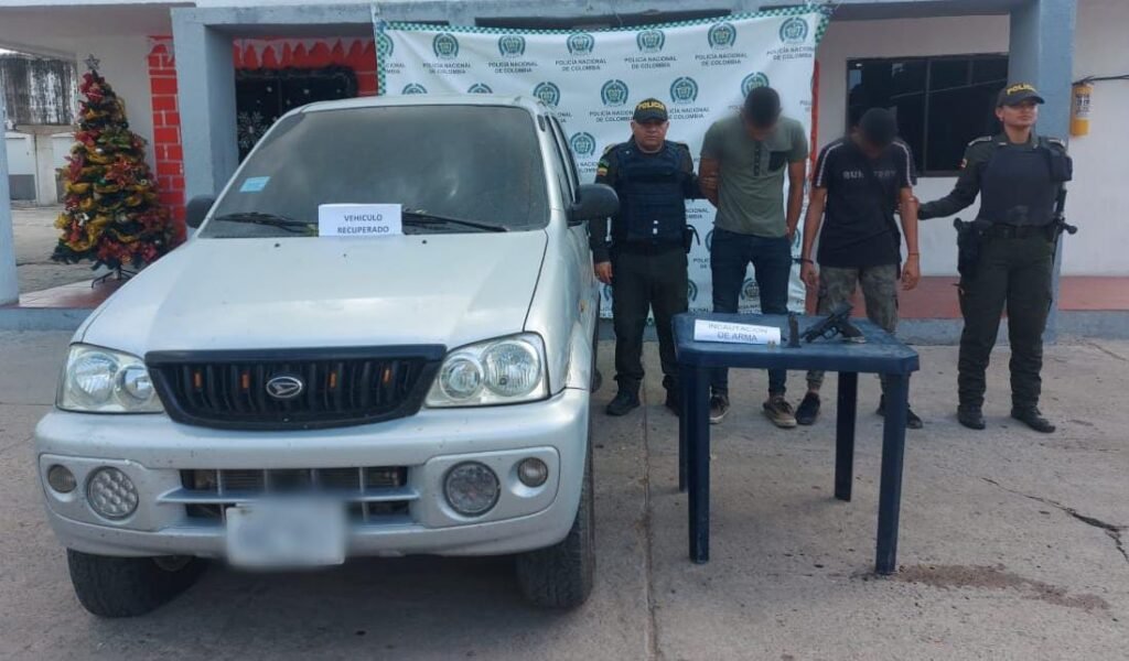 Capturaron a dos hombre conduciendo un vehículo robado y portando armas de fuego