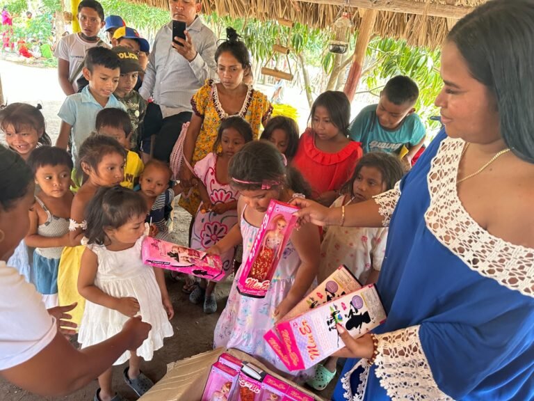 Niños de la comunidad Villa pasaron una navidad feliz gracias a su líder