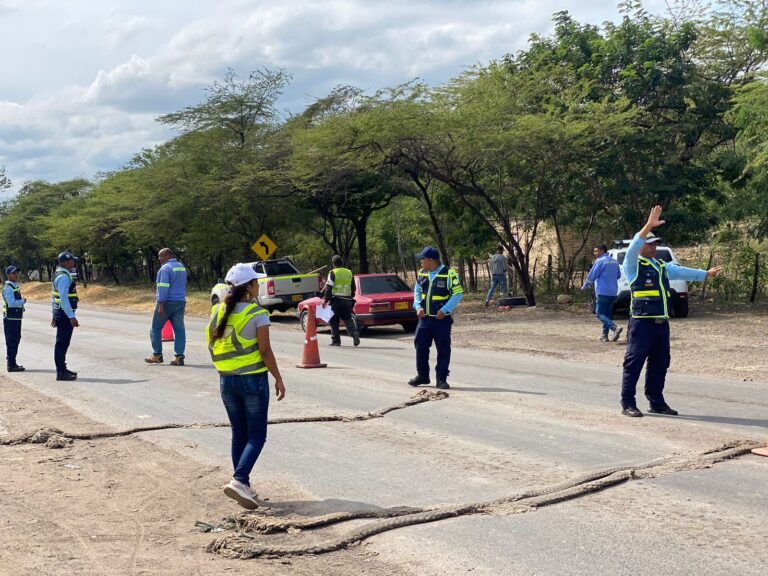 Dirección de tránsito de La Guajira adelantó jornada ‘Salvando vías’ en el sur del territorio