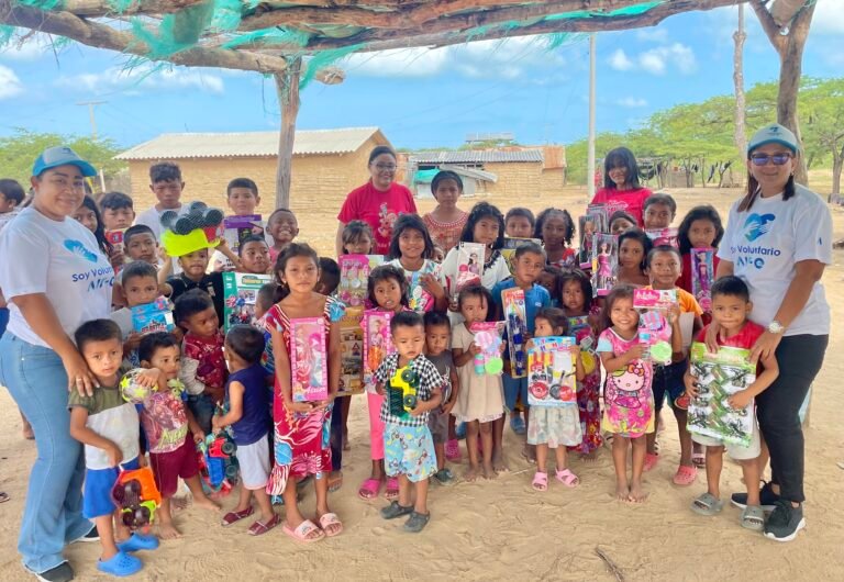Voluntariado Air-e celebró la Navidad con niños de comunidades indígenas de Camarones