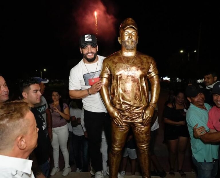 La plaza Santander se vistió de alegría y emociones en la tarde del 8 de diciembre, al ser develada la escultura en honor al cantante de música vallenata Nelson Velasquez