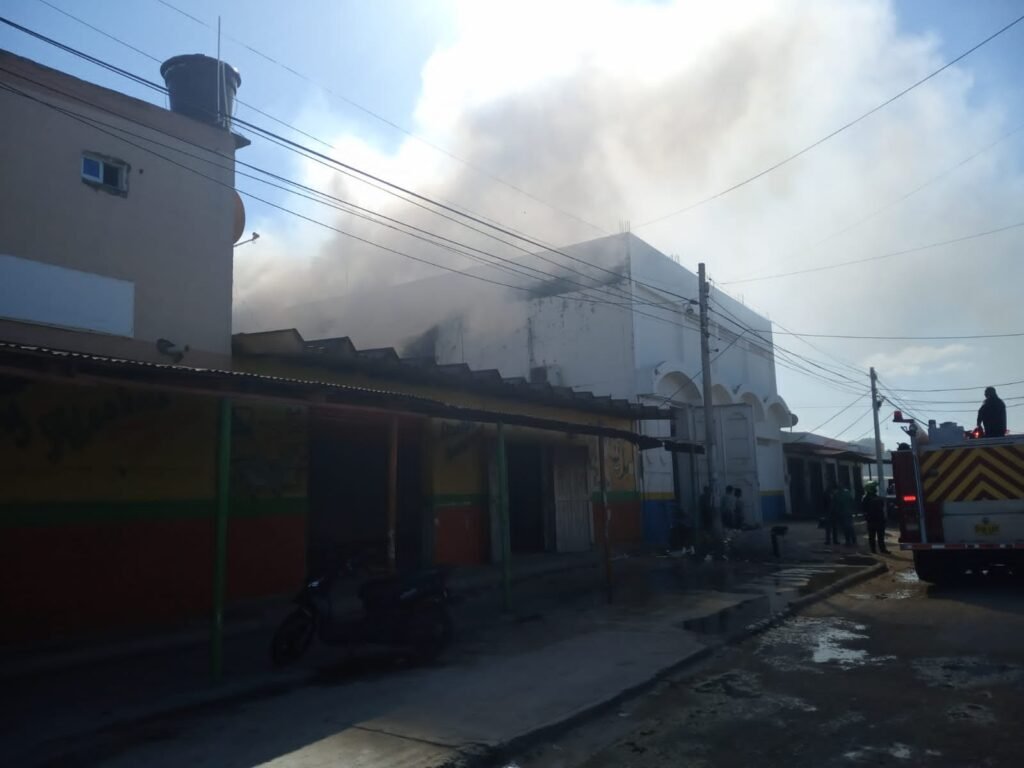 Incendio consume el 80 % de una bodega de distribuciones en Riohacha