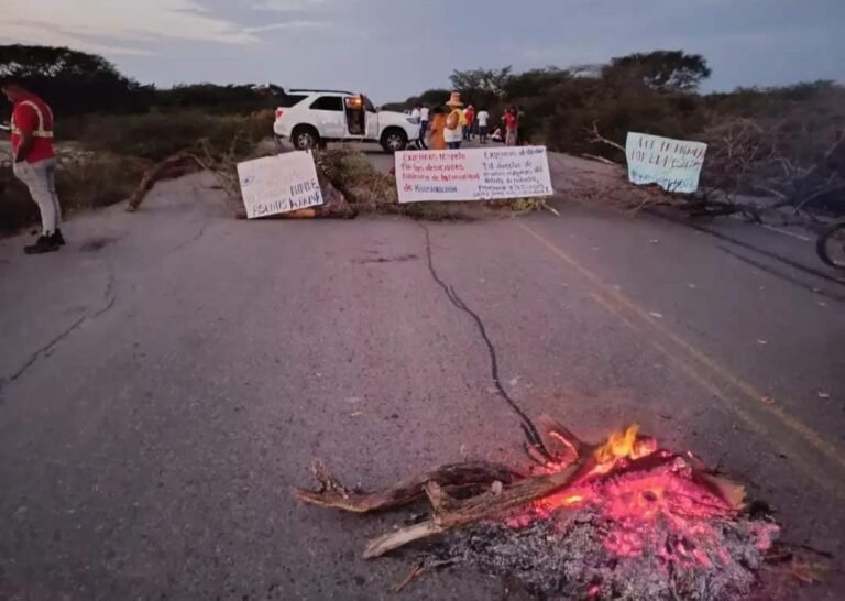 Indígenas bloquearon carretera al sur de La Guajira exigiendo hablar con el Alcalde