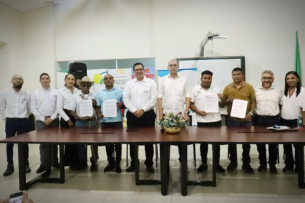 Corpoguajira y Cerrejón firman acuerdos de conservación con asociaciones comunitarias para proteger el ecosistema en cuatro áreas protegidas