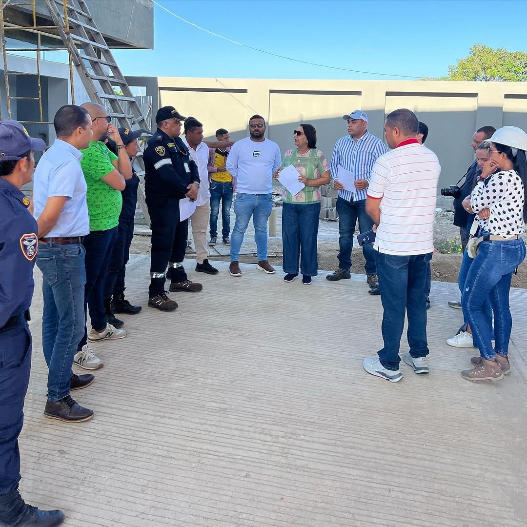 Alcaldesa de Villanueva, Cielo Peñaloza, visitó construcción de nueva estación de bomberos: “fortalecerá capacidad de respuestas ante emergencias”