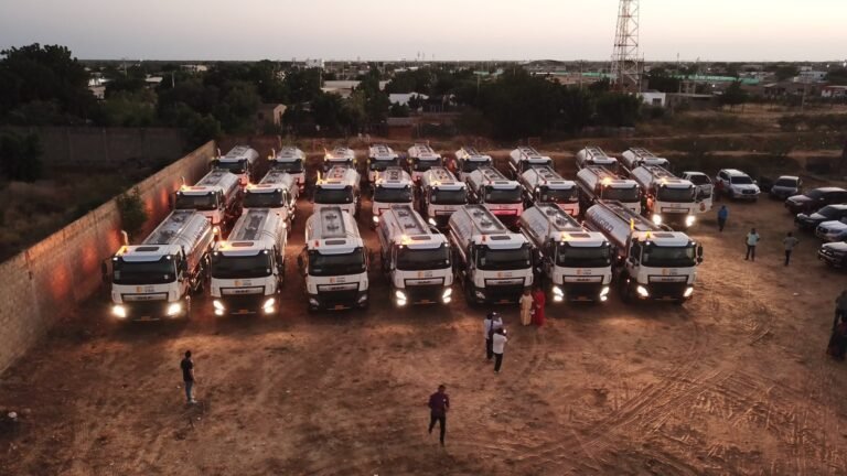 íderes wayuu de la Alta Guajira al recibir los 40 carrotanques de la UNGRD