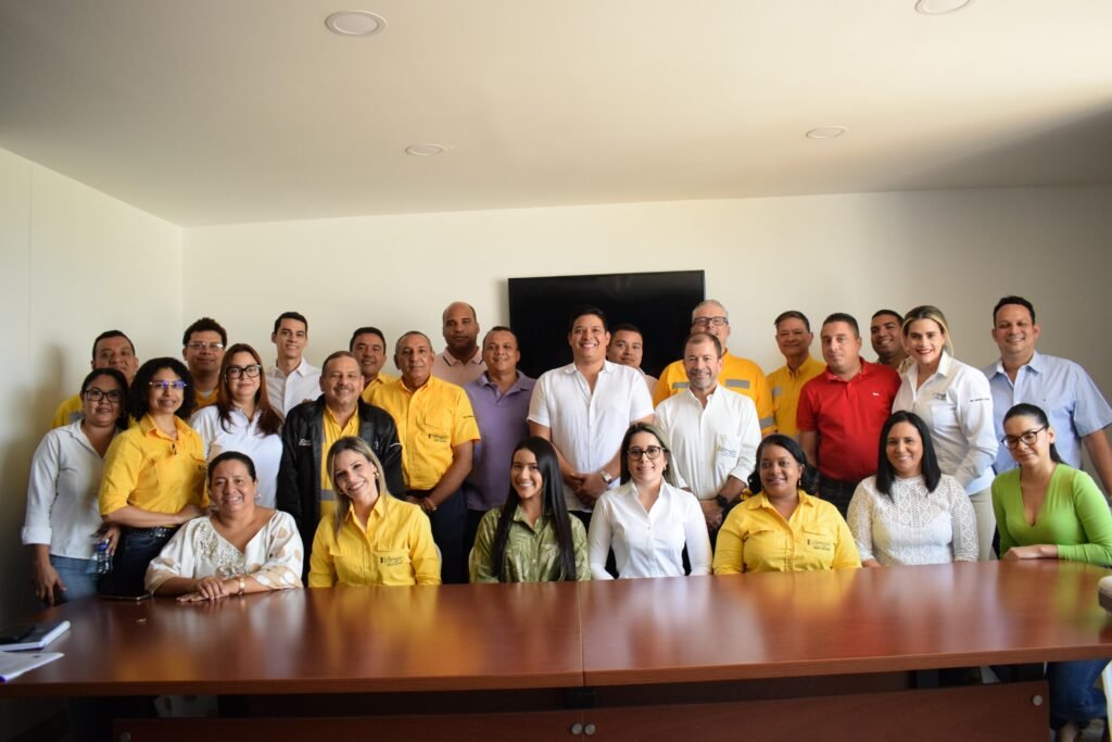 El equipo de gobierno del alcalde Vicente Berardinelli, llevó a cabo un importante encuentro con funcionarios de la empresa Carbones del Cerrejón con el propósito de intercambiar las líneas de inversión, gestión e iniciativas para el período de estos cuatro años, abordando temas de alto interés, direccionados al desarrollo social del municipio de Barrancas.